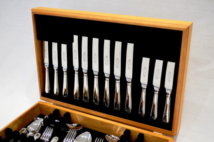 A Brand New Bead Pattern 44 Piece Oak Wooden Cased Canteen - Stainless Steel - Made in Sheffield - Image 2