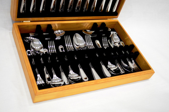 A Brand New Bead Pattern 44 Piece Oak Wooden Cased Canteen - Stainless Steel - Made in Sheffield - Image 3