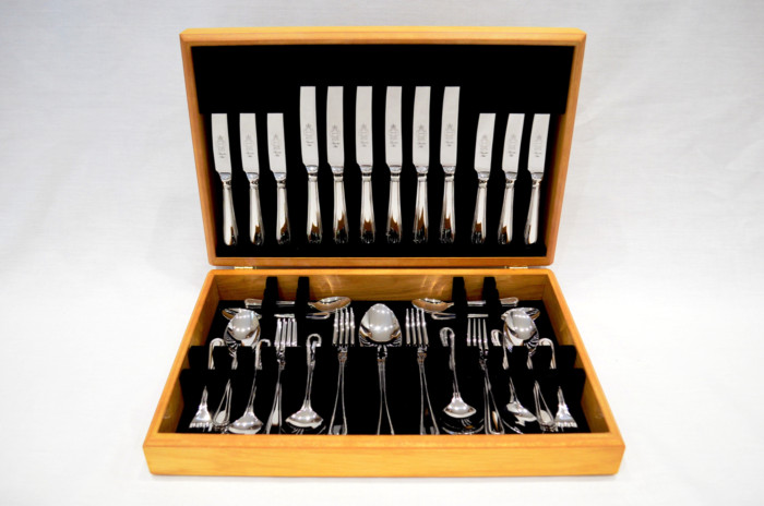 A Brand New Bead Pattern 44 Piece Oak Wooden Cased Canteen - Stainless Steel - Made in Sheffield