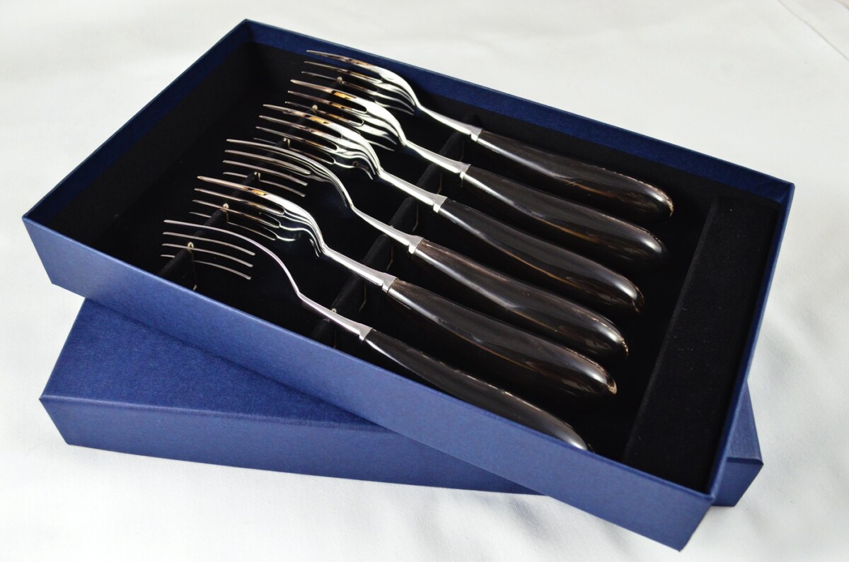 A Set of 6 Sheffield Steak Forks with Water Buffalo Horn Handles – Classic Presentation Case - Image 2