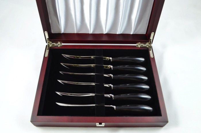 A Set of 6 Sheffield Steak Knives with Water Buffalo Horn Handles – Wooden Presentation Case - Image 3