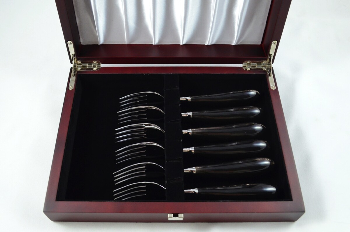 A Set of 6 Sheffield Steak Forks with Water Buffalo Horn Handles – Wooden Presentation Case - Image 2