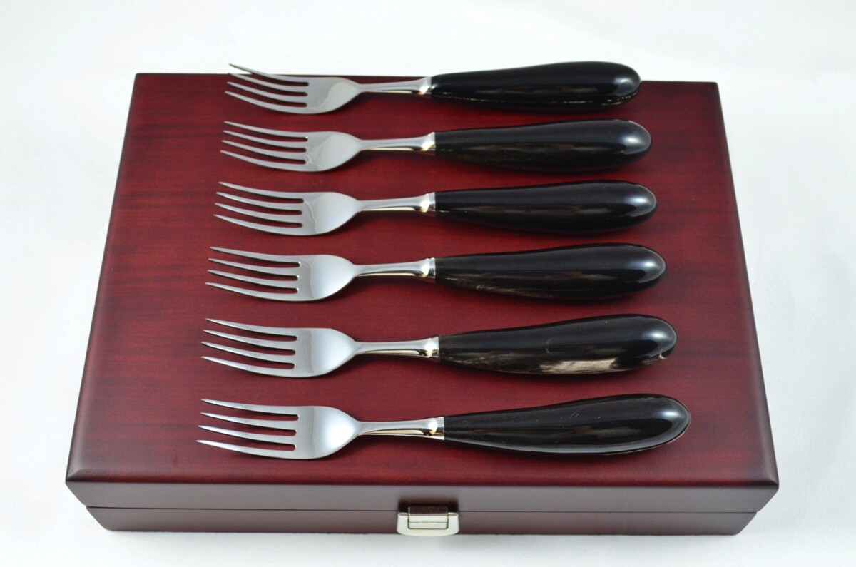 A Set of 6 Sheffield Steak Forks with Water Buffalo Horn Handles – Wooden Presentation Case