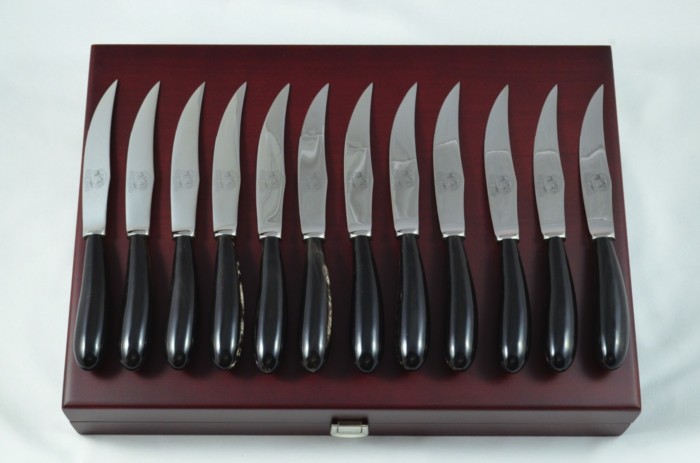 A Set of 12 Sheffield Steak Knives with Water Buffalo Horn Handles – Wooden Presentation Case