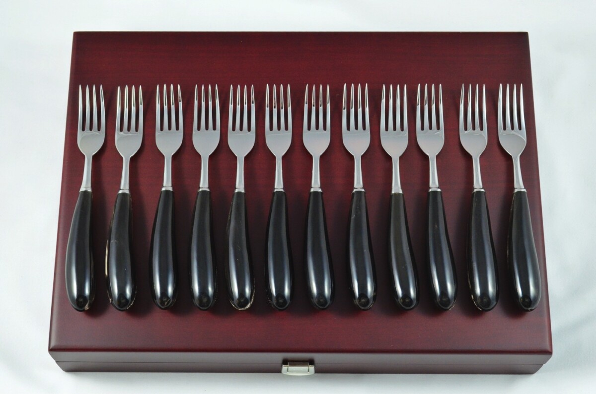 A Set of 12 Sheffield Steak Forks with Water Buffalo Horn Handles – Wooden Presentation Case