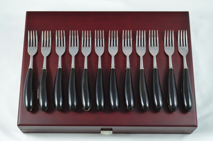 A Set of 12 Sheffield Steak Forks with Water Buffalo Horn Handles – Wooden Presentation Case