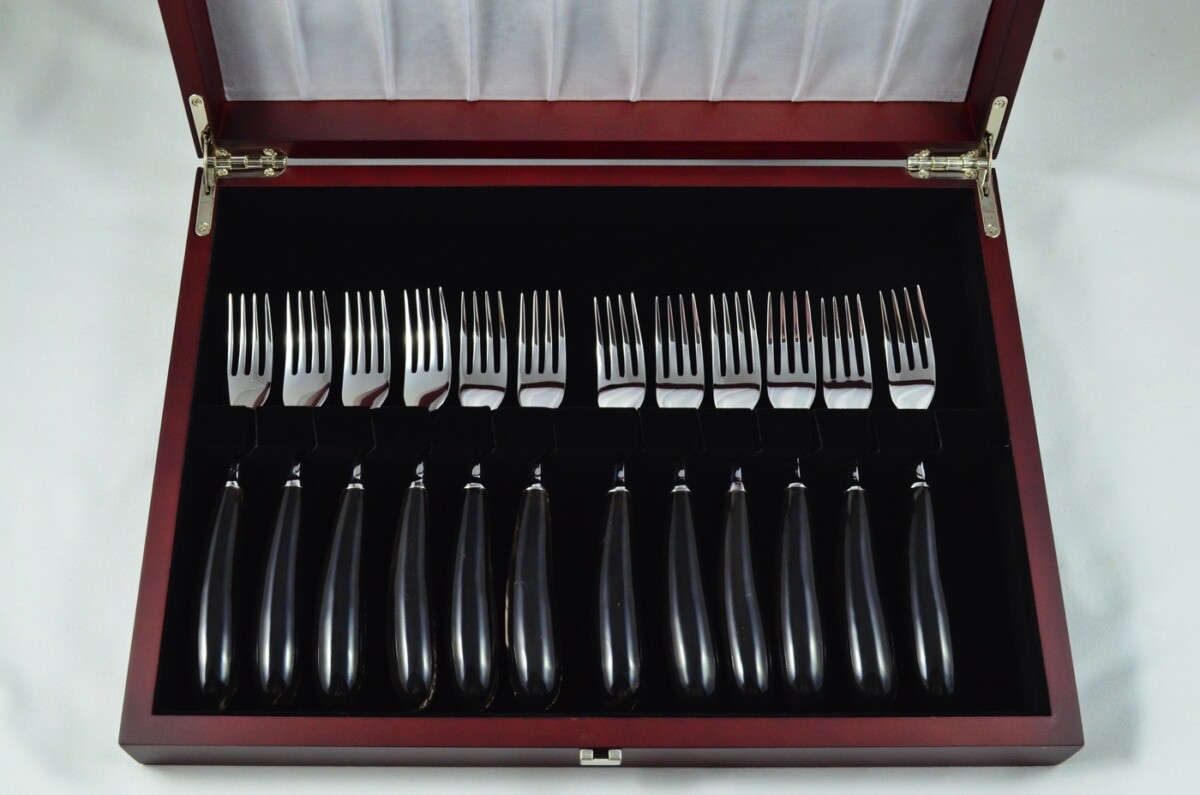 A Set of 12 Sheffield Steak Forks with Water Buffalo Horn Handles – Wooden Presentation Case - Image 3