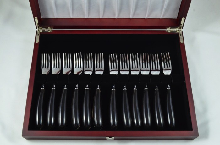A Set of 12 Sheffield Steak Forks with Water Buffalo Horn Handles – Wooden Presentation Case - Image 3