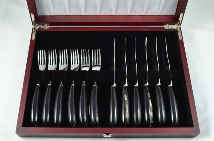 A Set of 6 Sheffield Steak Knives & Forks with Water Buffalo Horn Handles – Wooden Presentation Case - Image 3