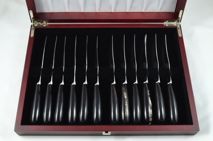 A Set of 12 Sheffield Steak Knives with Water Buffalo Horn Handles – Wooden Presentation Case - Image 3