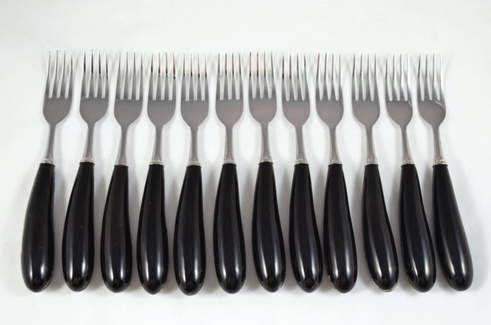 A Set of 12 Sheffield Steak Forks with Water Buffalo Horn Handles – Wooden Presentation Case - Image 2