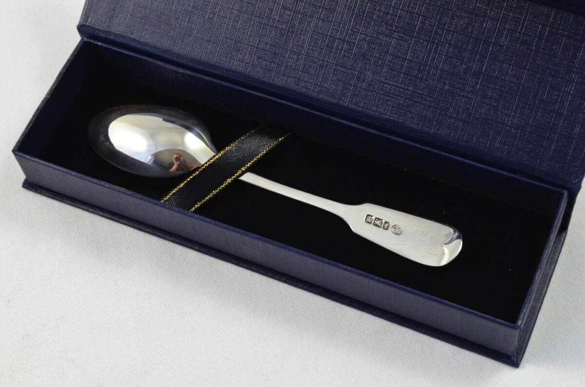Superb Sheffield Solid Silver Antique Christening Spoon - Old English Fiddle Pattern - Made in 1898 - Presentation Case - Image 2