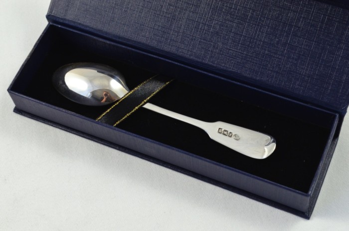 Superb Sheffield Solid Silver Antique Christening Spoon - Old English Fiddle Pattern - Made in 1898 - Presentation Case - Image 2