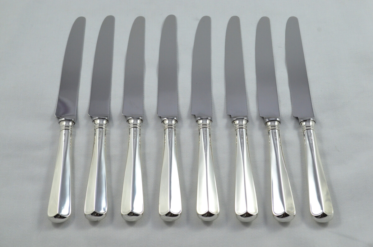 Remarkable Terry Shaverin Sheffield Set Of 8 Sterling Silver Table Knives and 8 Dessert Knives Rattail Pattern 1990 - Image 4