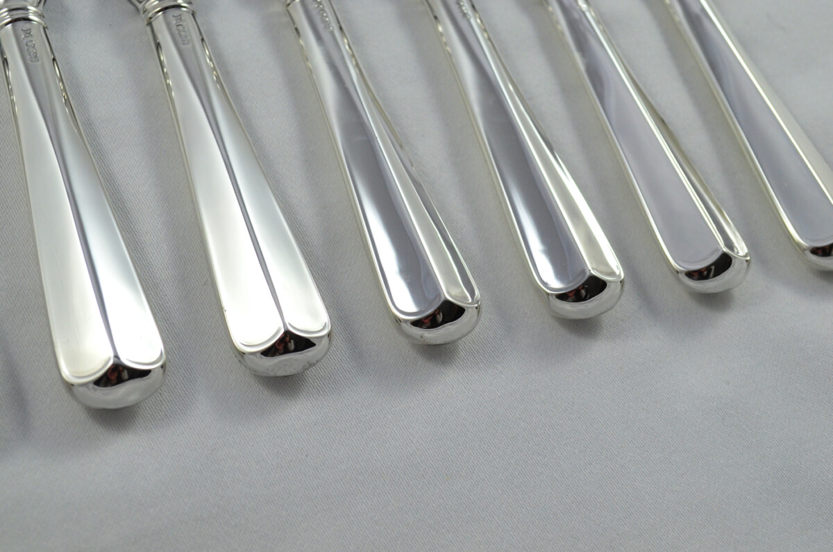 Remarkable Terry Shaverin Sheffield Set Of 8 Sterling Silver Table Knives and 8 Dessert Knives Rattail Pattern 1990 - Image 5