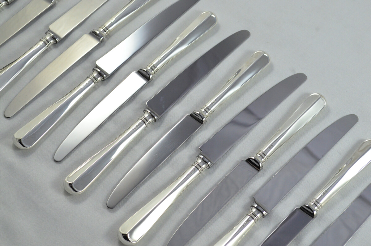 Remarkable Terry Shaverin Sheffield Set Of 8 Sterling Silver Table Knives and 8 Dessert Knives Rattail Pattern 1990 - Image 6