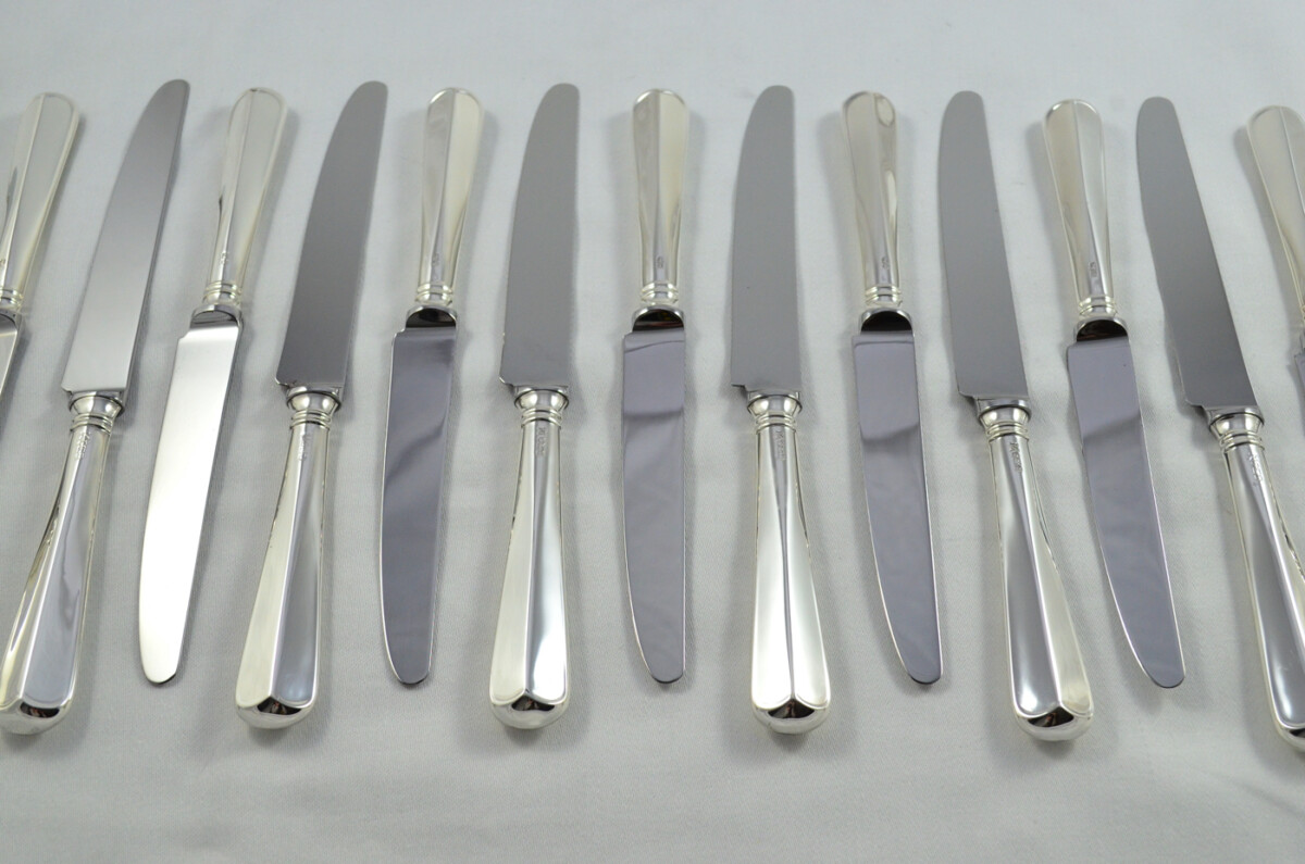 Remarkable Terry Shaverin Sheffield Set Of 8 Sterling Silver Table Knives and 8 Dessert Knives Rattail Pattern 1990