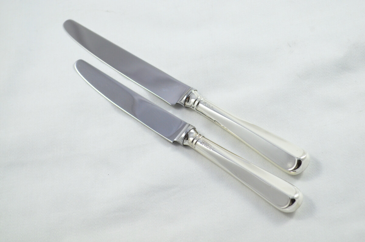Remarkable Terry Shaverin Sheffield Set Of 8 Sterling Silver Table Knives and 8 Dessert Knives Rattail Pattern 1990 - Image 2