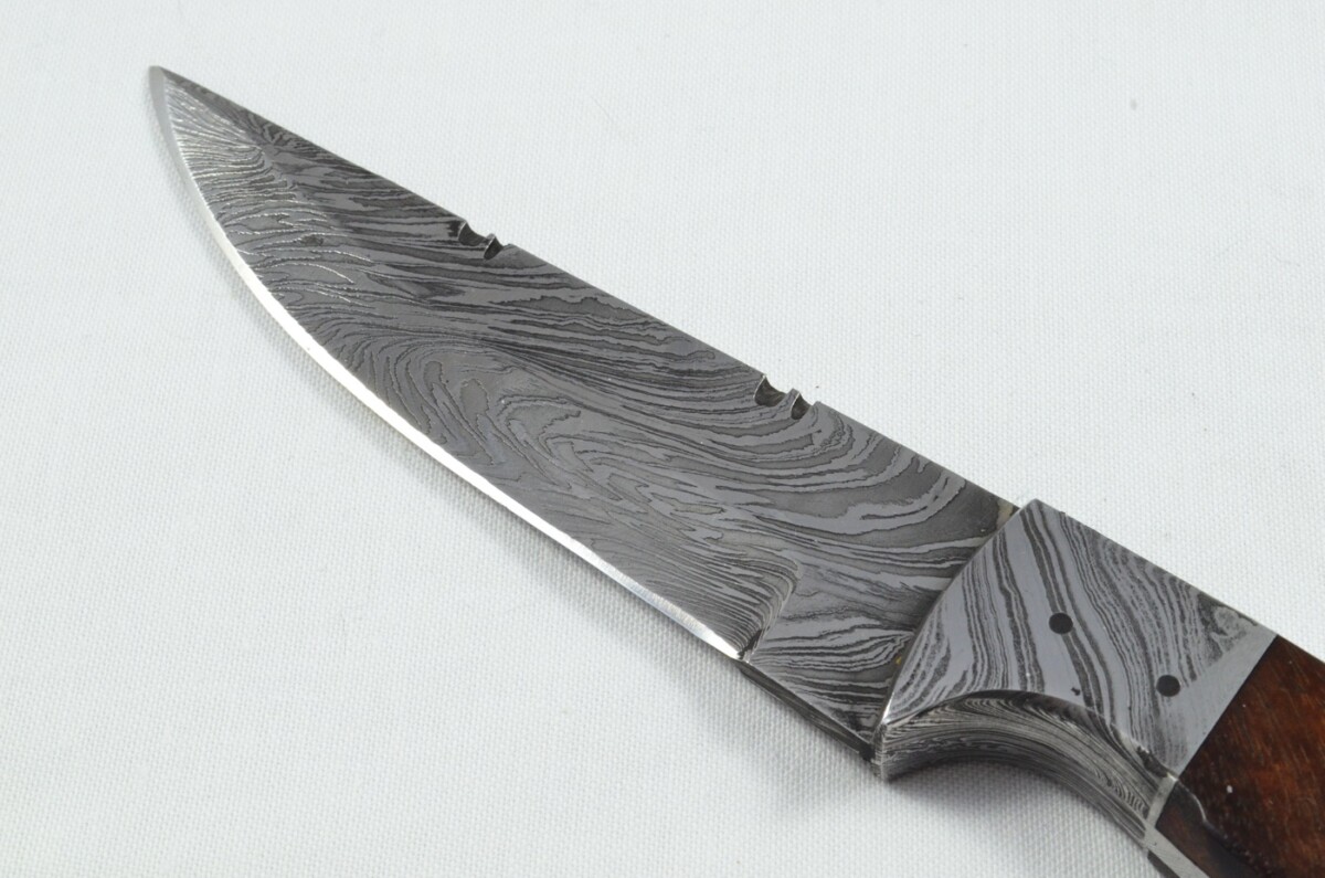 A Brand New Ladder Pattern Damascus Steel Straight Hunting Knife with Rosewood Scales - Image 4