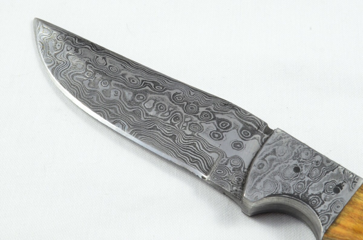 A Brand New Raindrop Pattern Damascus Steel Bowie Knife with Olive Wood Scales - Image 4