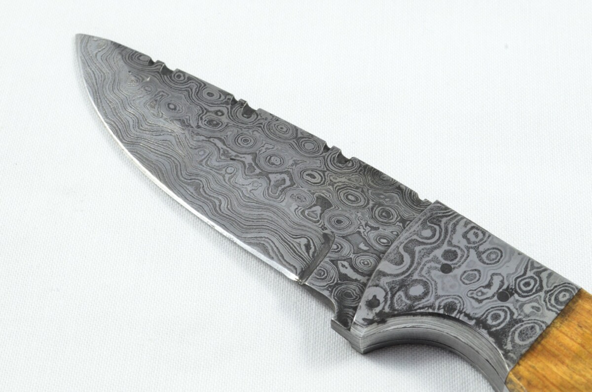 A Brand New Raindrop Pattern Damascus Steel Trailing Point Knife with Olive Wood Scales - Image 4