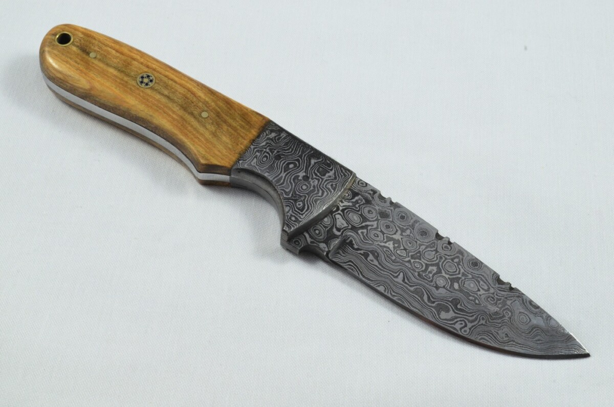 A Brand New Raindrop Pattern Damascus Steel Trailing Point Knife with Olive Wood Scales - Image 5