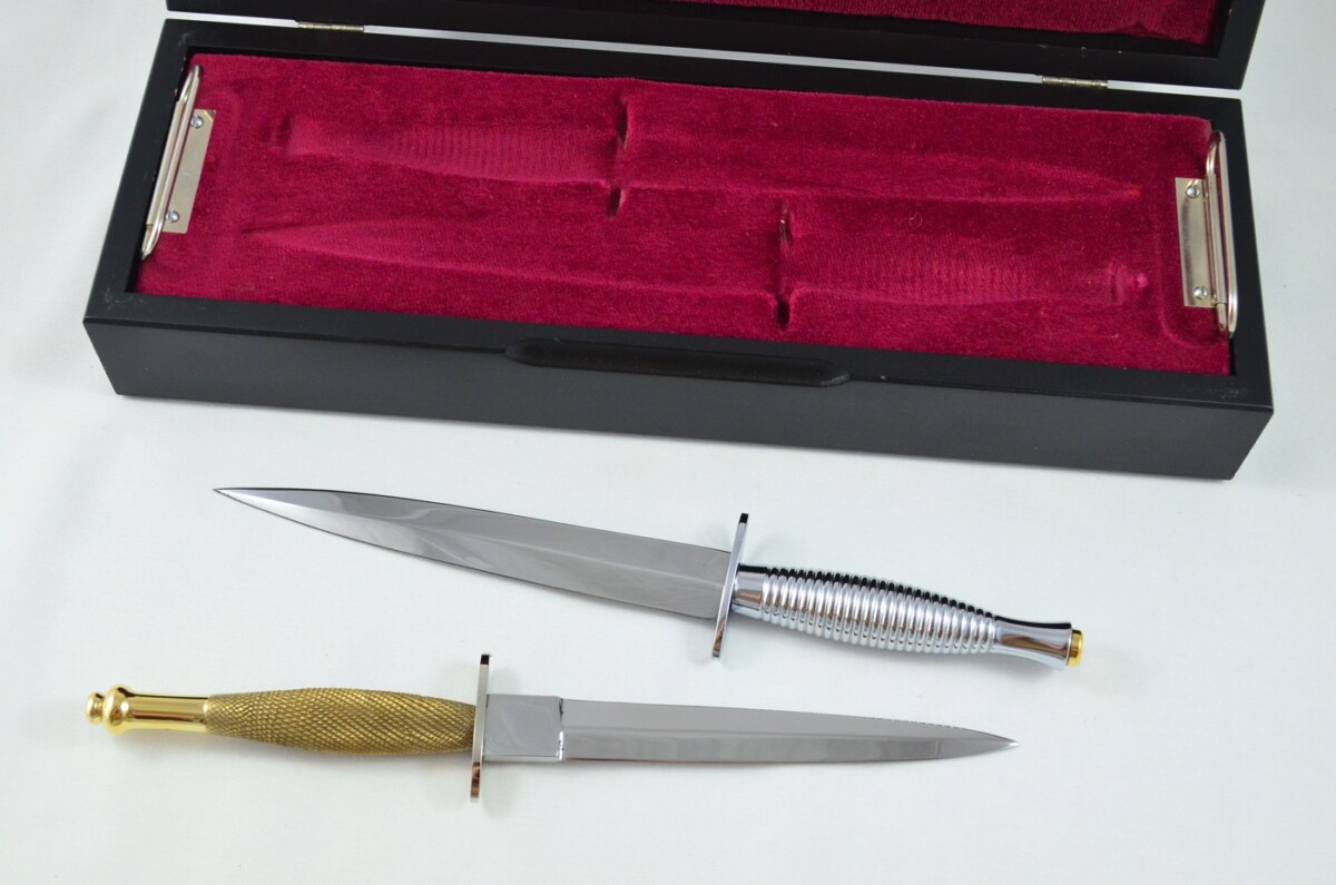 Scorpion Knives & Samuel Staniforth – Pair of Type 3 & Type 2 Commando Knives in Presentation Case - Image 3