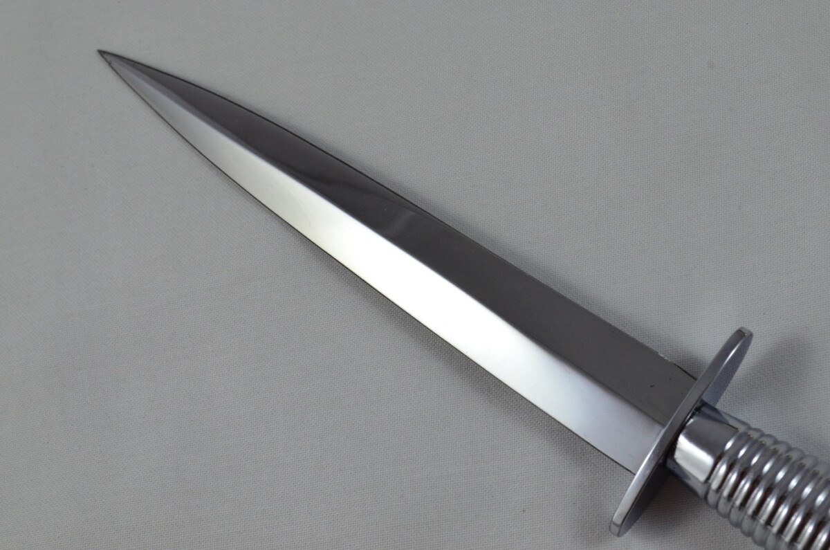 Scorpion Knives & Samuel Staniforth – Pair of Type 3 & Type 2 Commando Knives in Presentation Case - Image 9