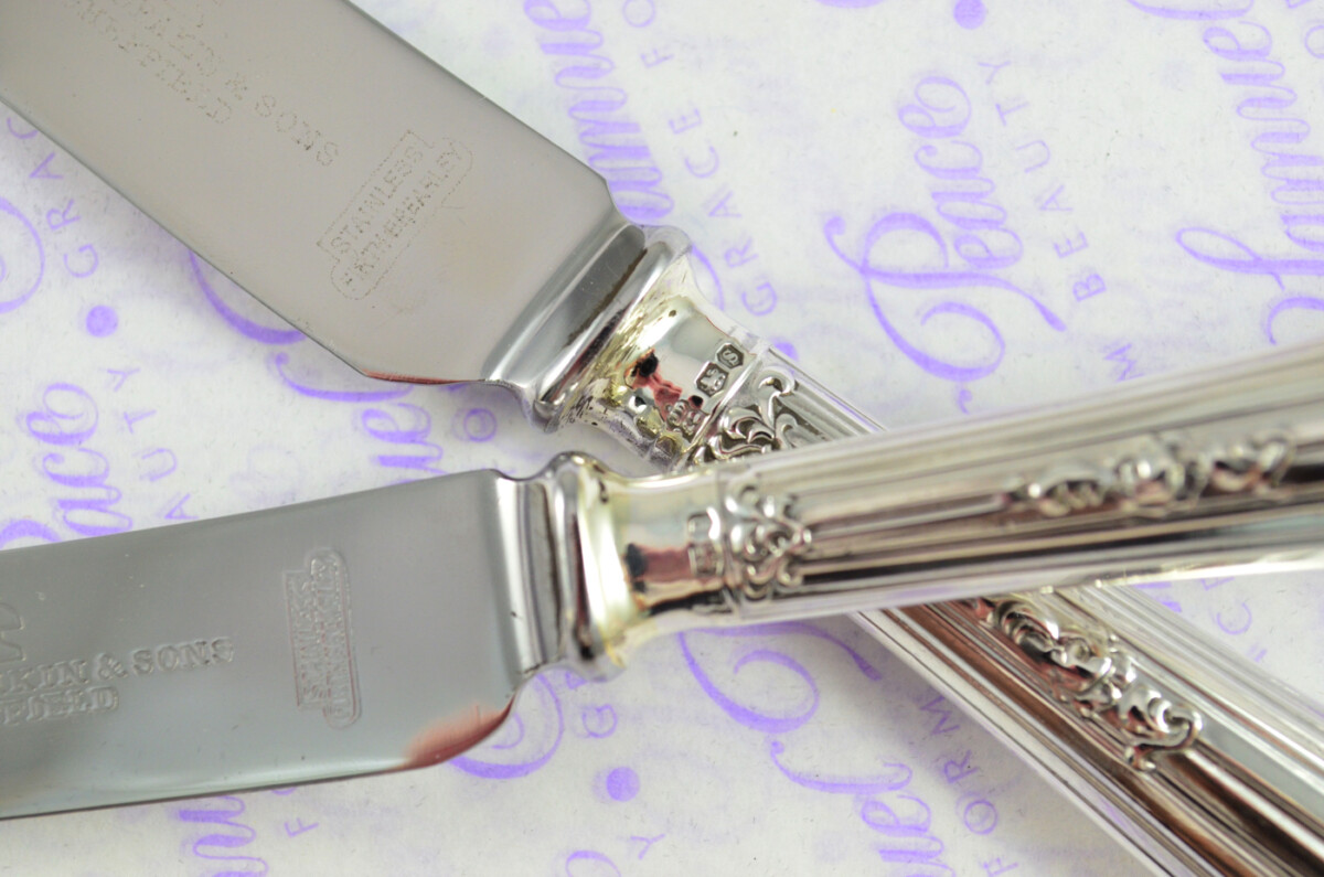 4 Table & 4 Dessert Knives Sterling Silver 1957 Ornate Pattern J Deakin & Sons Sheffield Assayed - Image 7