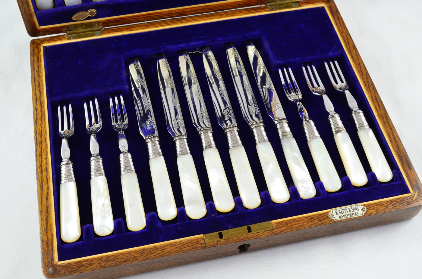 Beautiful Allen & Darwin Silver Ferruled 12 Knives & 12 Forks with Mother Of Pearl Handles 1906 - Image 3