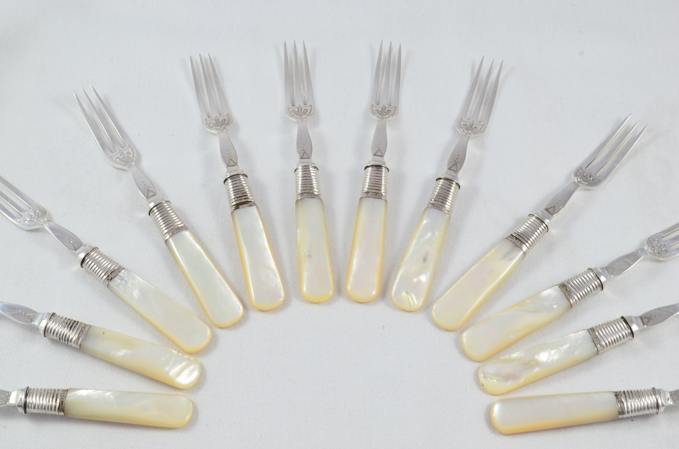 Beautiful Allen & Darwin Silver Ferruled 12 Knives & 12 Forks with Mother Of Pearl Handles 1906 - Image 5