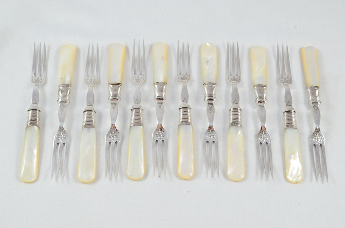 Beautiful Allen & Darwin Silver Ferruled 12 Knives & 12 Forks with Mother Of Pearl Handles 1906 - Image 4