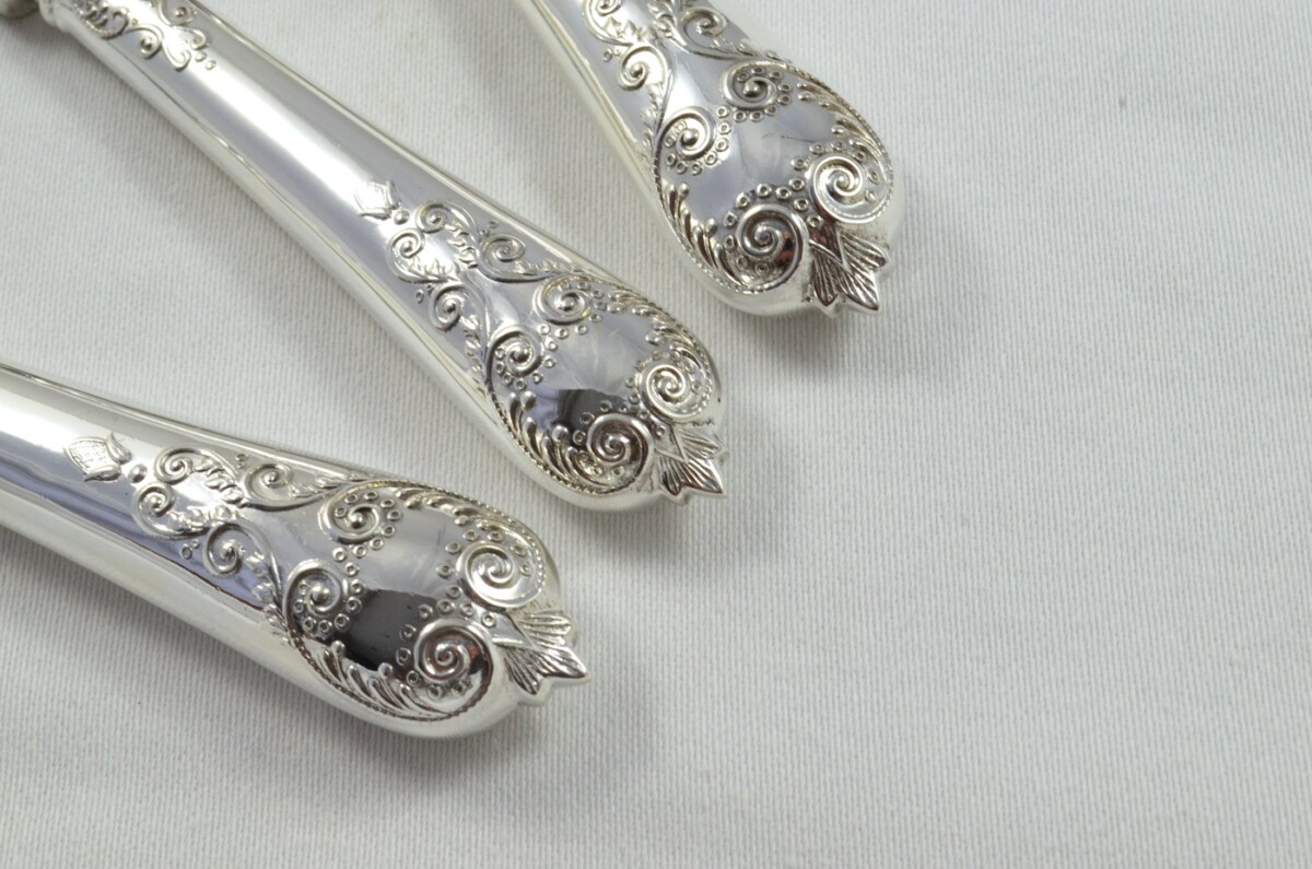Astounding Sheffield Set of 8 Table & 8 Dessert Knives with Solid Silver Handles Charles II Pattern 1976 - Image 5
