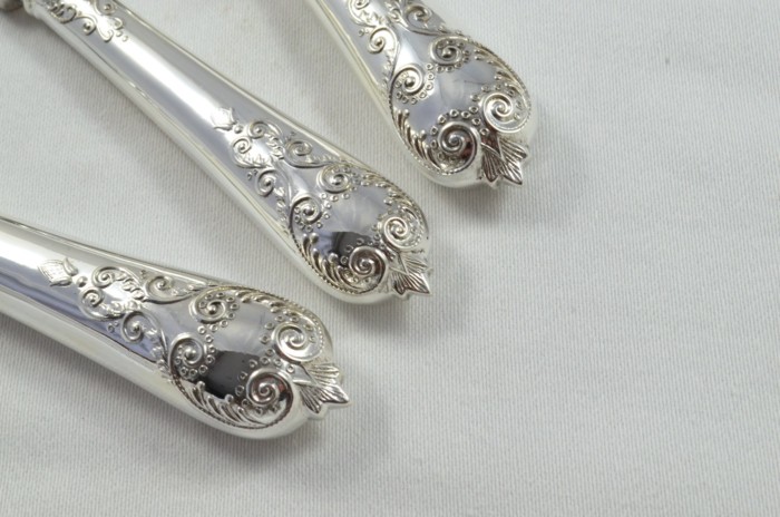 Astounding Sheffield Set of 8 Table & 8 Dessert Knives with Solid Silver Handles Charles II Pattern 1976 - Image 5