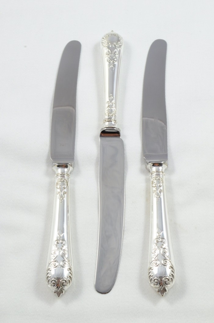 Astounding Sheffield Set of 8 Table & 8 Dessert Knives with Solid Silver Handles Charles II Pattern 1976 - Image 4