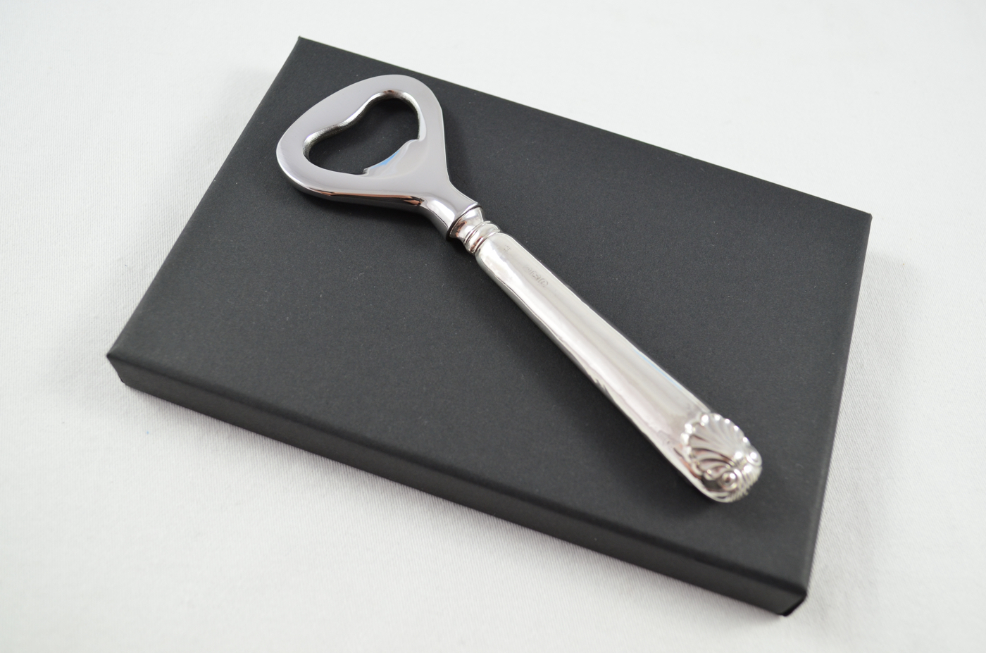 Boxed Cooper Bros Old English Shell Pattern Sterling Silver Bottle Opener Sheffield 1918