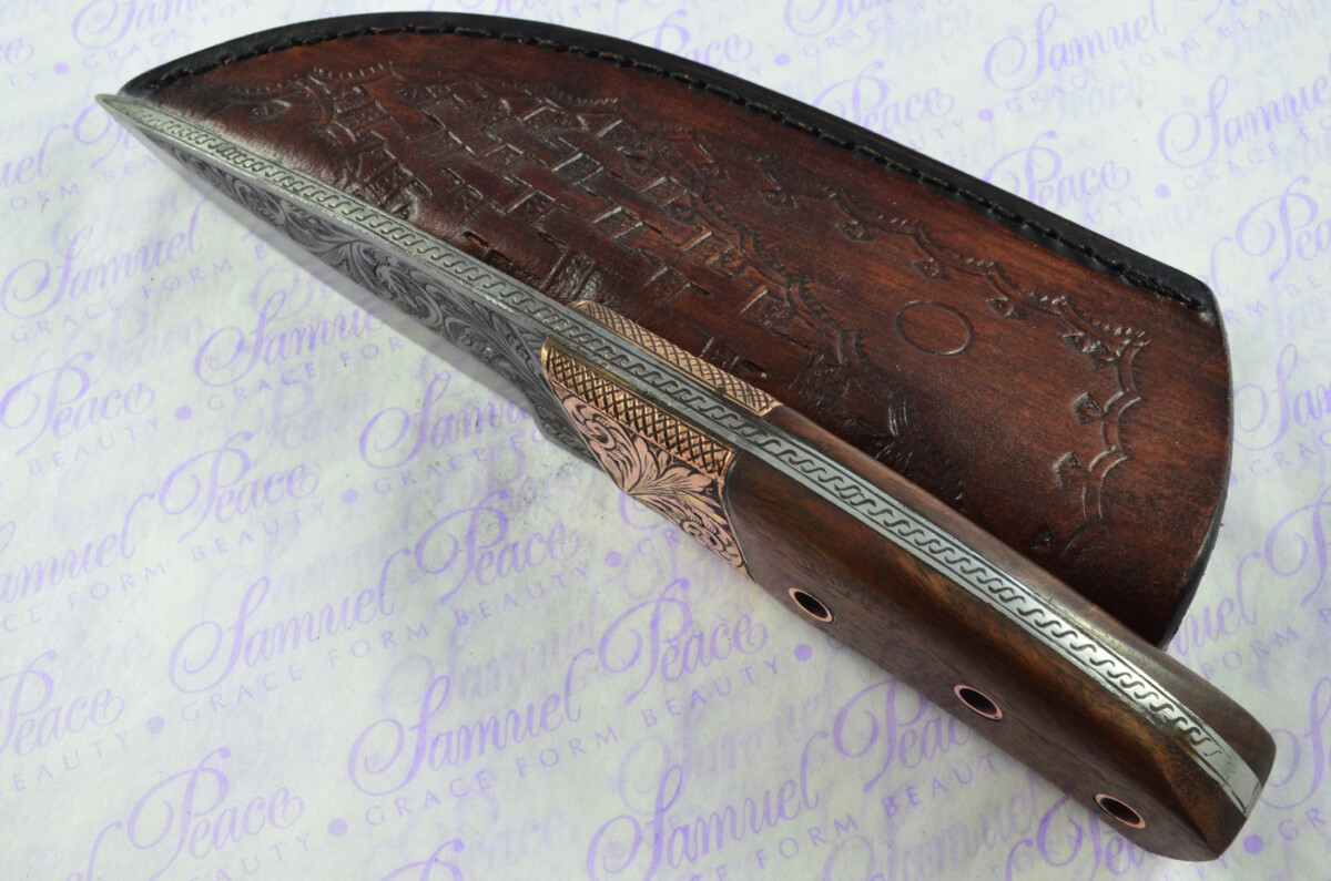 New Fantastic Hand Engraved Carbon 01 Tool Steel Hunting/Bowie Knife Rosewood Scales Unbelievable Piece Pristine inc Leather Sheath - Image 3