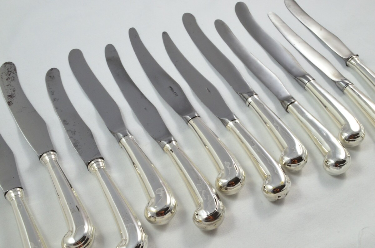 An INCREDIBLY RARE Collection - 12x Sterling Silver Pistol Dinner Knives c. 1700's - Image 2