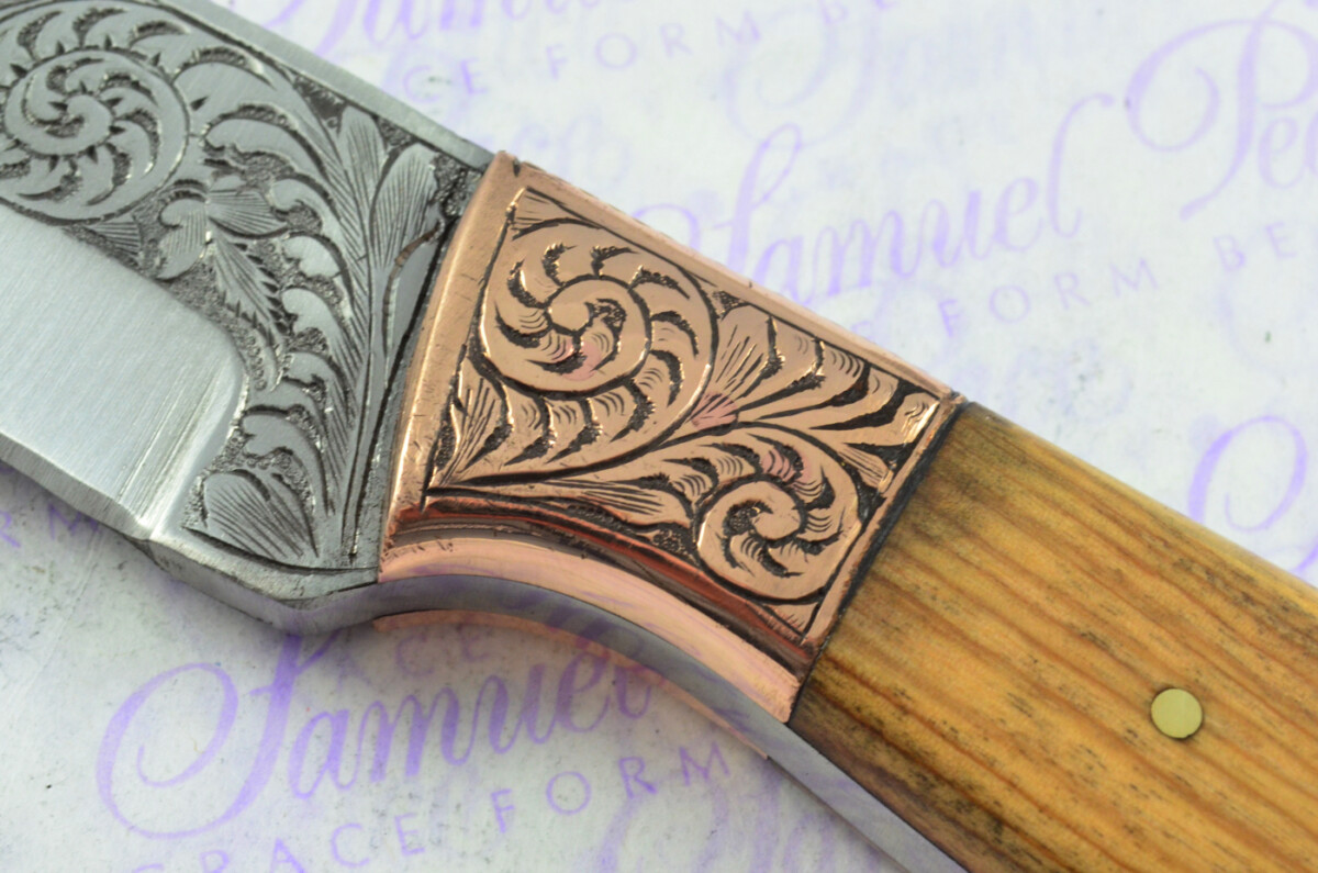 New Fantastic Hand Engraved Carbon 01 Tool Steel Hunting/Bowie Knife Olive Wood Scales Unbelievable Piece Pristine inc Leather Sheath - Image 7