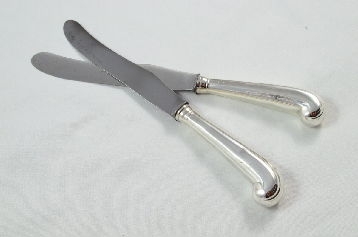 An INCREDIBLY RARE Collection - 12x Sterling Silver Pistol Dinner Knives c. 1700's - Image 8
