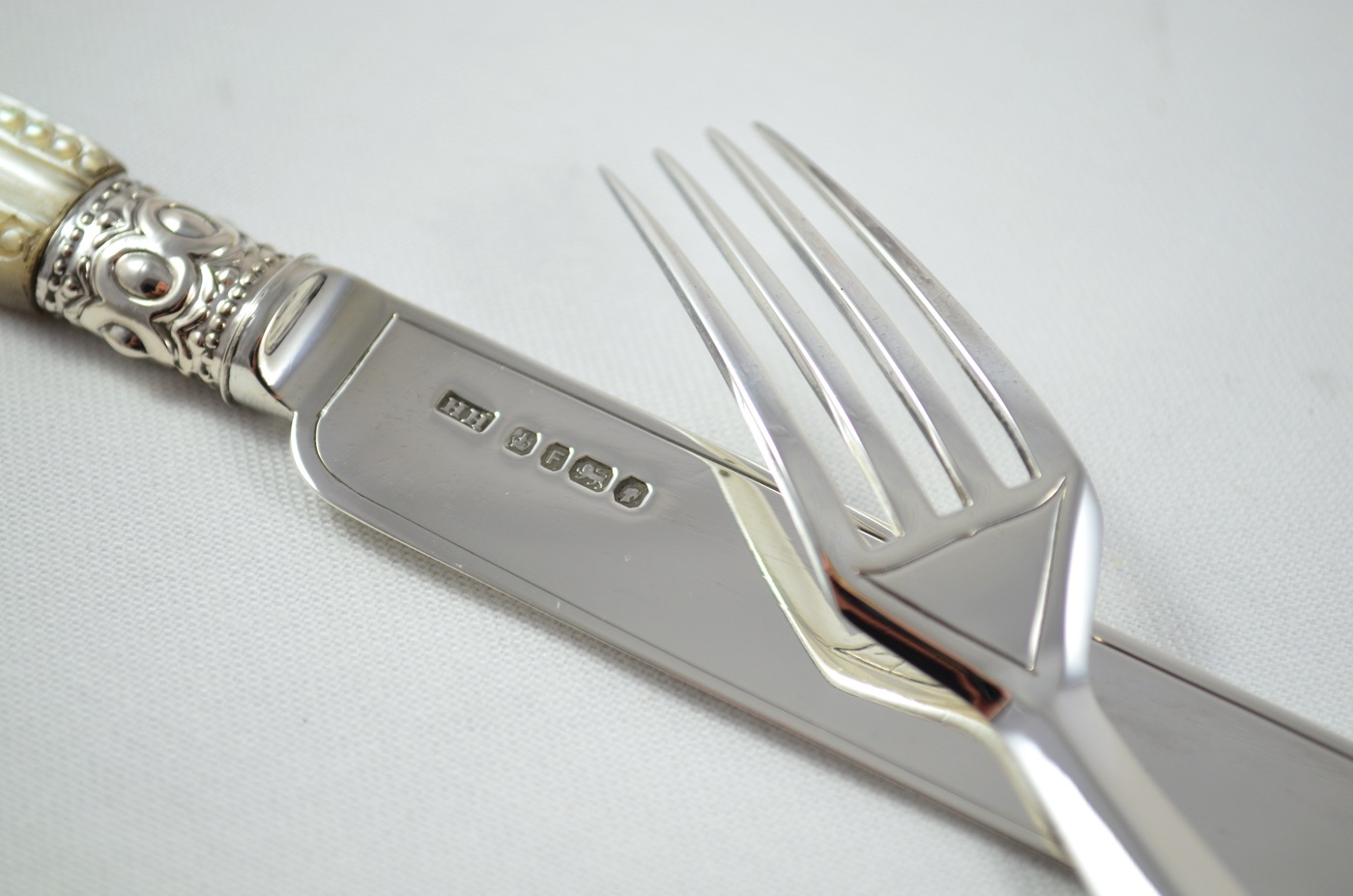 A RARE Hand Engraved Solid Silver and Hand Carved Mother of Pearl Set of 4 Knives & 4 Forks Assayed 1870 - Image 9