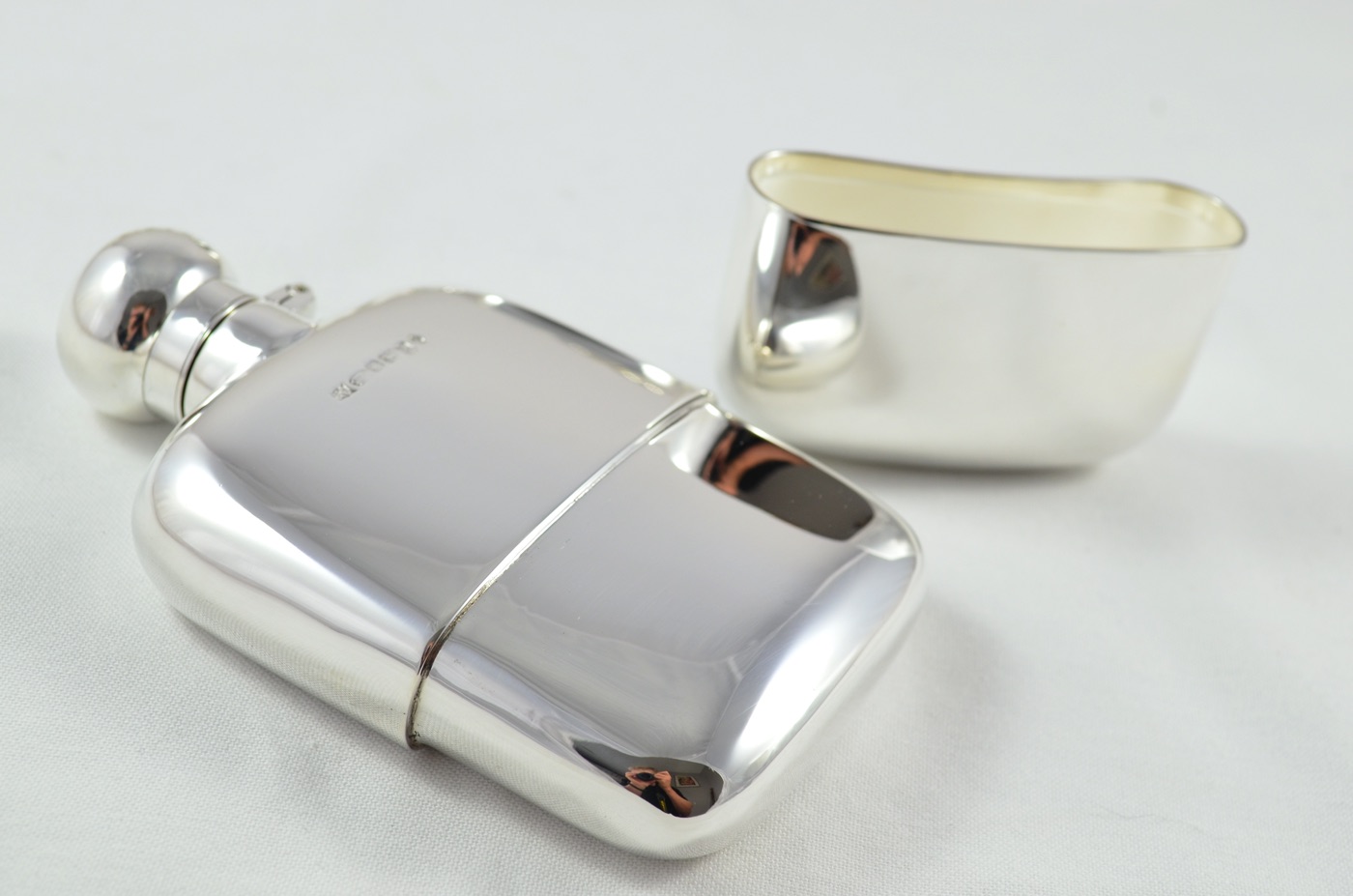 A Sterling Silver RARE JUBILEE ASSAY Square Hip Flask 4oz Bayonet Top With Cup Hallmarked 2023 - Image 2