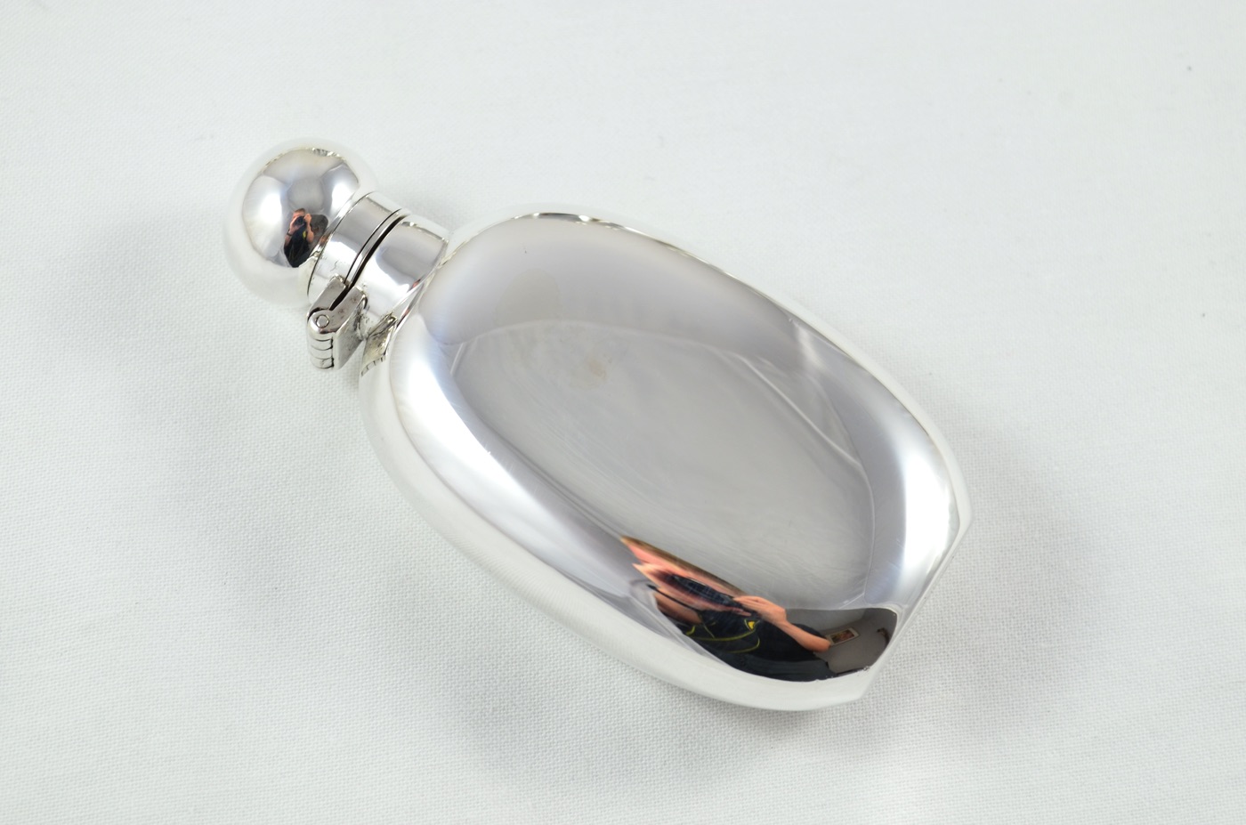 A Sterling Silver Oval Hip Flask 2oz Bayonet Top Hallmarked 2024 - Image 4