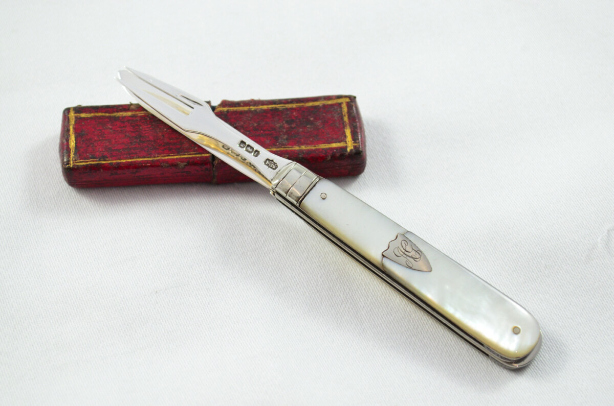 Sheffield 2 Piece Travelling Knife and Fork Set Pearl Scaled 1903 - Image 2