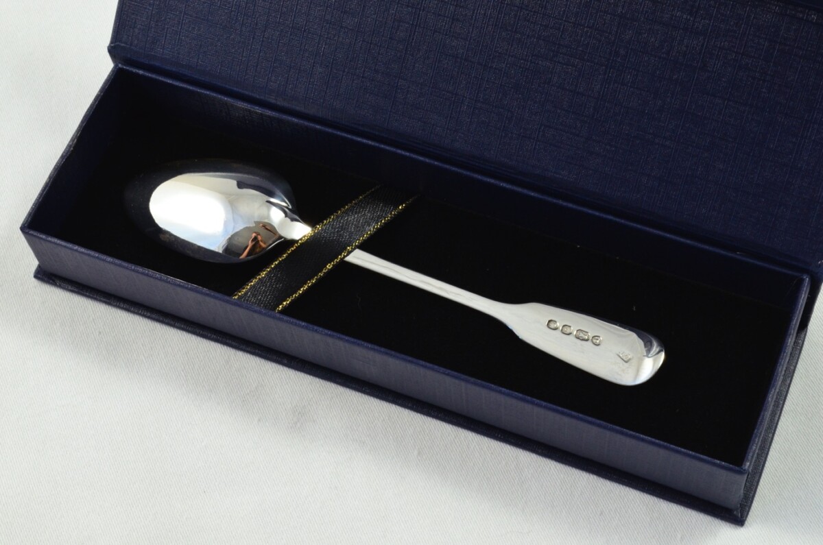 London Solid Silver Antique Christening Spoon - Old English Fiddle Pattern - Made in 1843 - Presentation Case - Image 2