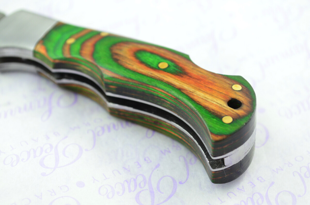 A Handmade Damascus Steel Pocket Knife - Green & Brown Laminate Wood Scales - Image 3