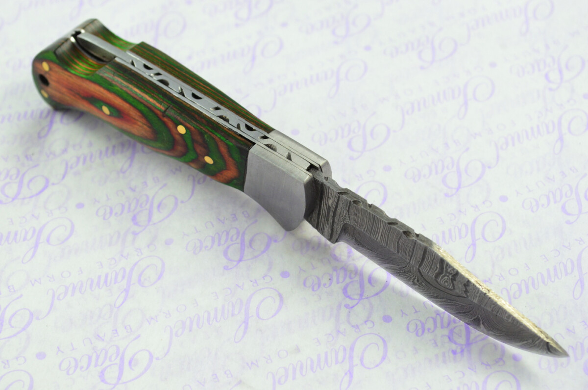 A Handmade Damascus Steel Pocket Knife - Green & Brown Laminate Wood Scales - Image 4