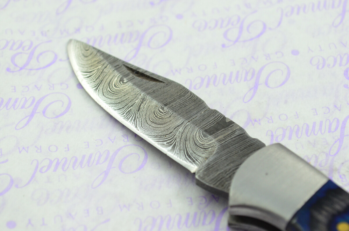 A Handmade Damascus Steel Pocket Knife - Blue & Slate Laminate Wood Scales - Image 4