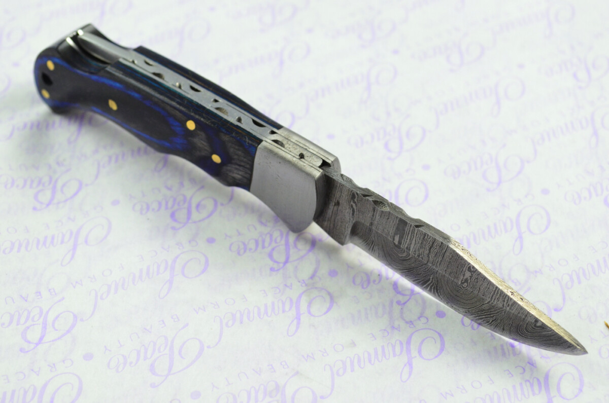 A Handmade Damascus Steel Pocket Knife - Blue & Slate Laminate Wood Scales - Image 5