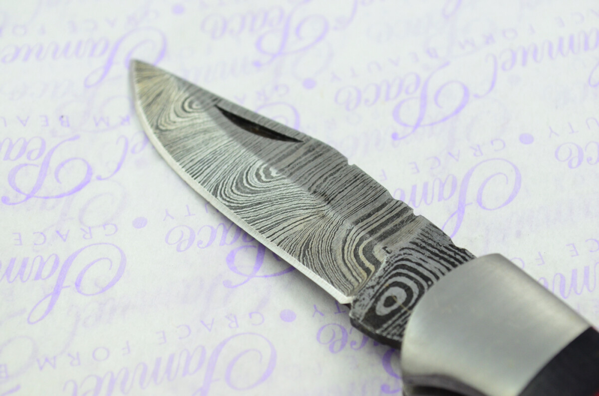 A Handmade Damascus Steel Pocket Knife - Red & Black Laminate Wood Scales - Image 4